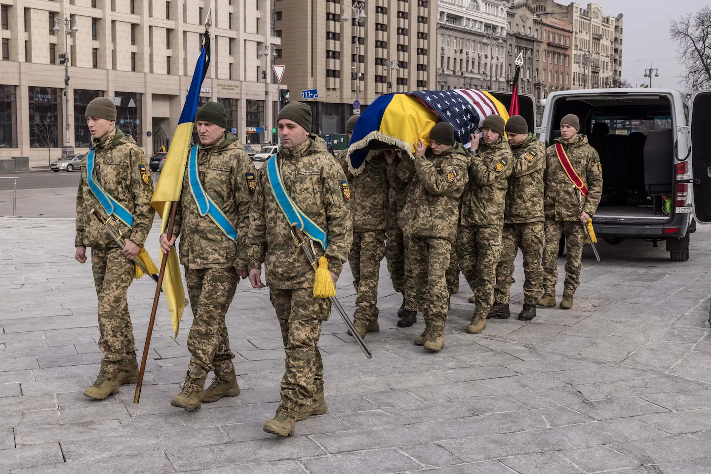 У п'ятницю на Майдані Незалежності в Києві українські військові несуть труну з американським добровольцем Ітаном Гертвеком, який загинув у віці 21 року в Україні 4 грудня 2023 року, воюючи в Україні як доброволець